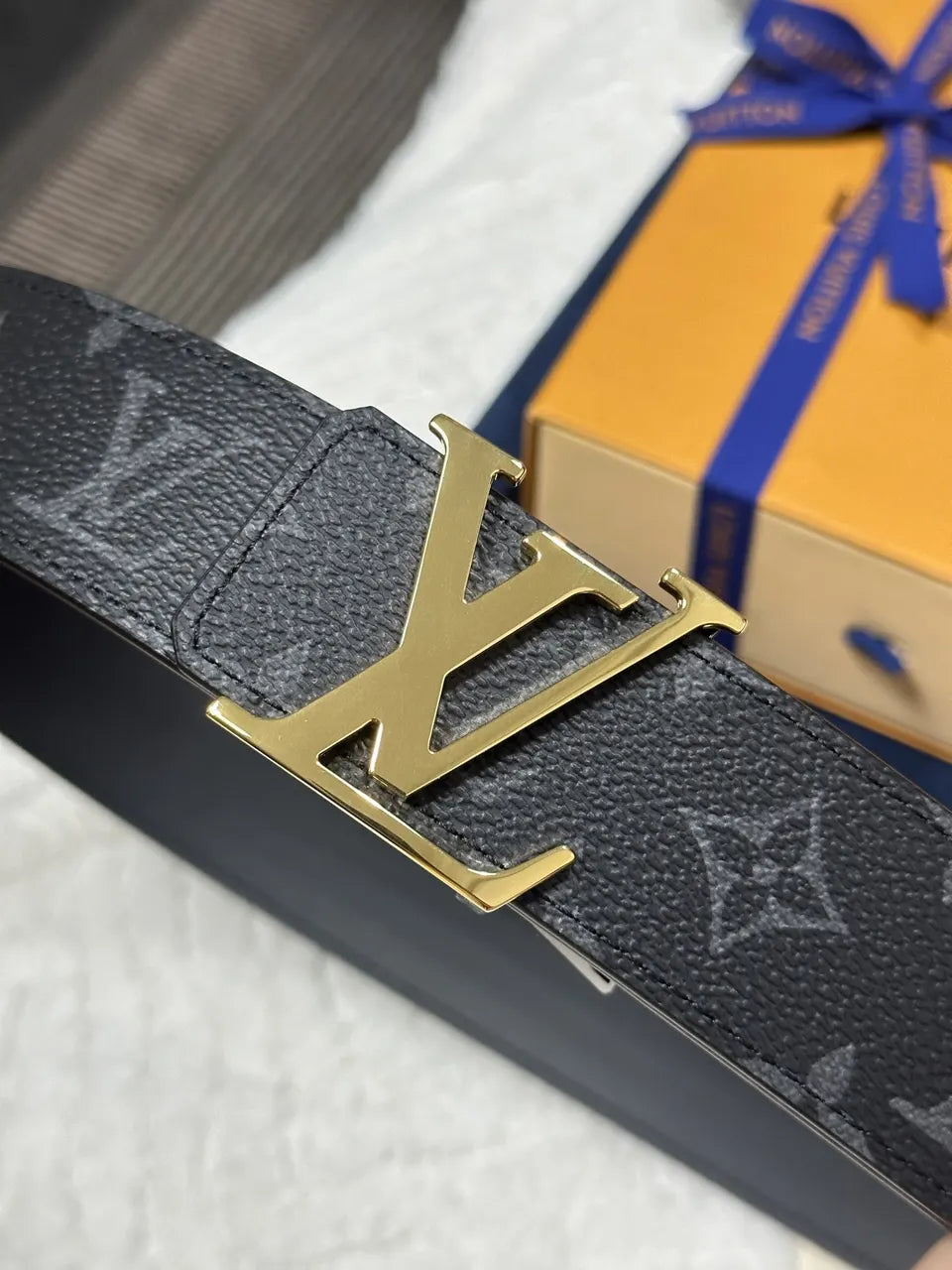 monogram Louis Vuitton Gold Buckle Belt - Hình 4