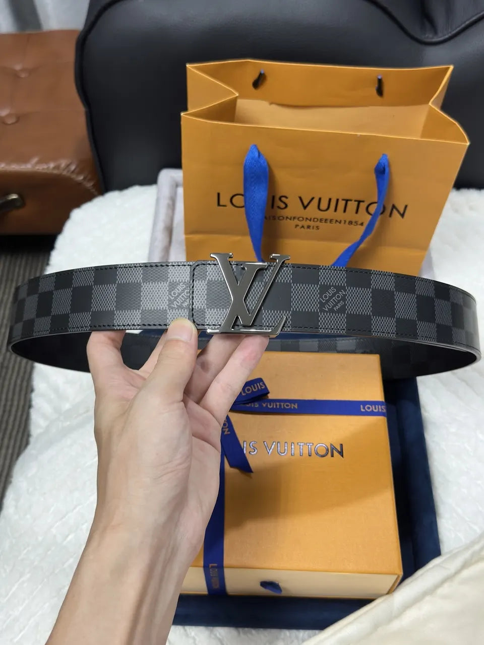 silver buckle Louis Vuitton Damier Infini Belt - Hình 5
