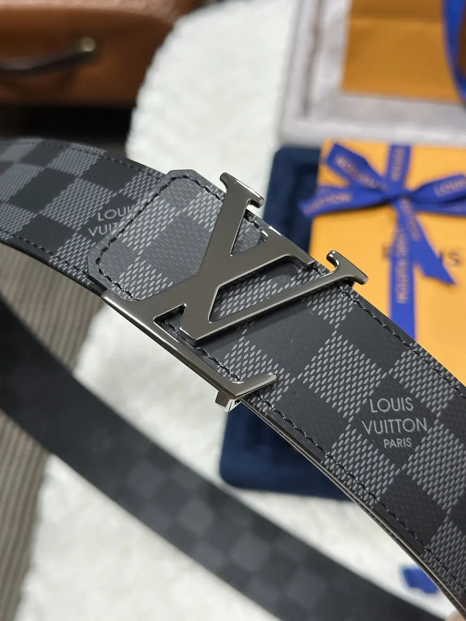 silver buckle Louis Vuitton Damier Infini Belt - Hình 7