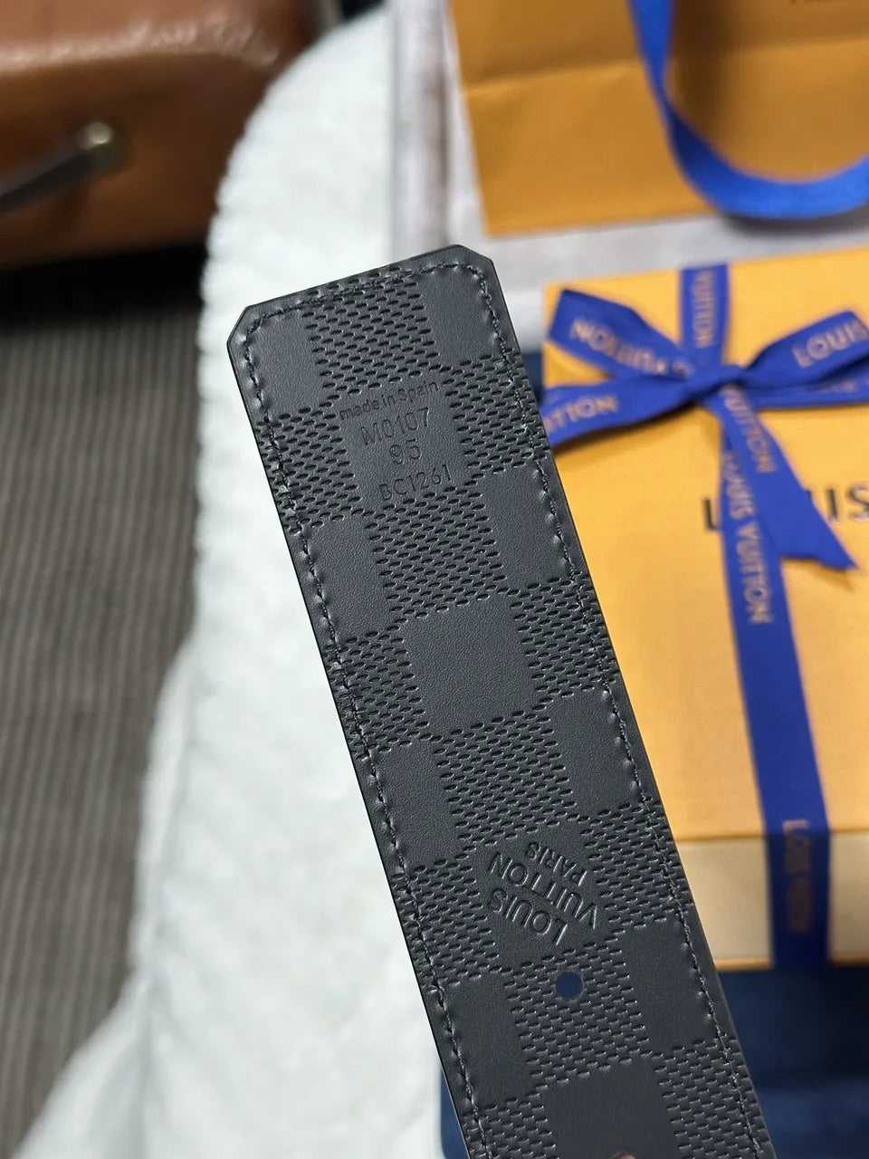 matte Louis Vuitton Damier Infini Belt - Hình 3