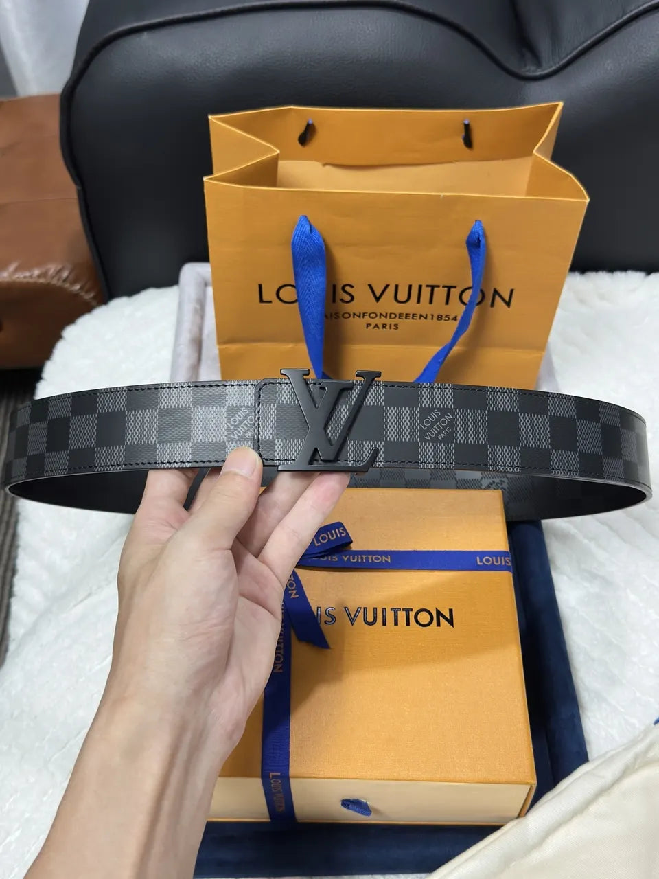 matte Louis Vuitton Damier Infini Belt - Hình 5