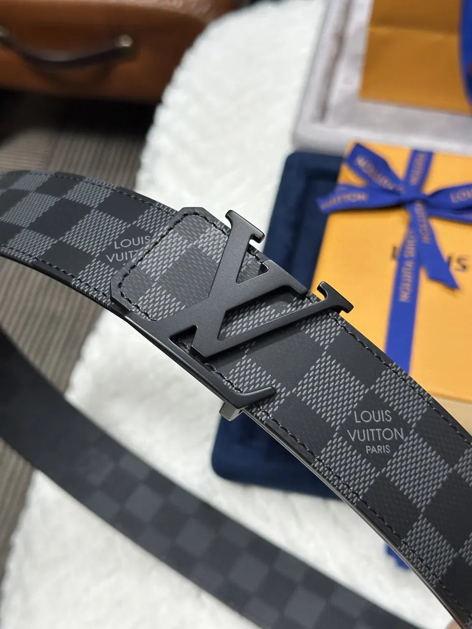 matte Louis Vuitton Damier Infini Belt - Hình 7