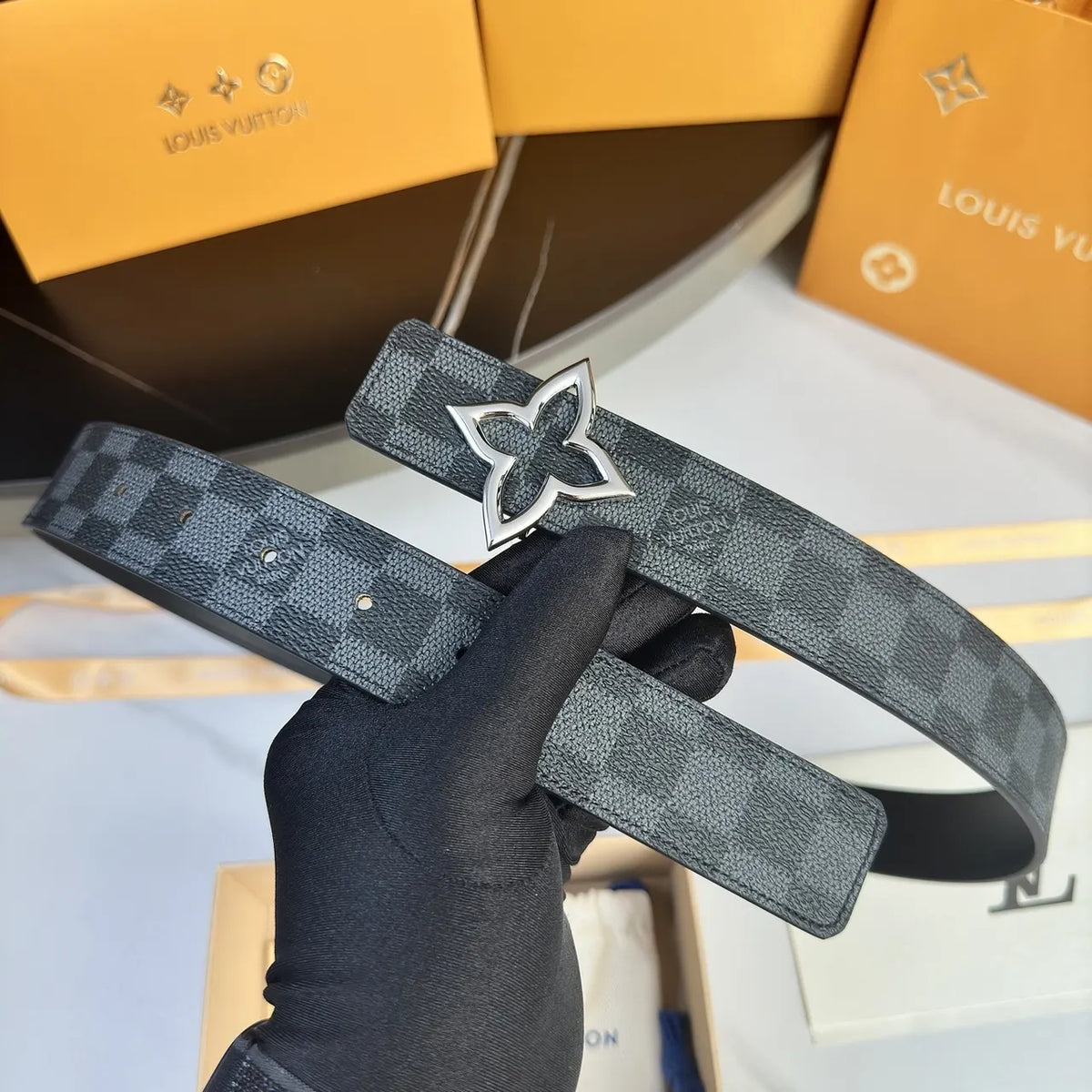 silver flower Louis Vuitton Damier Infini Belt - Hình 3