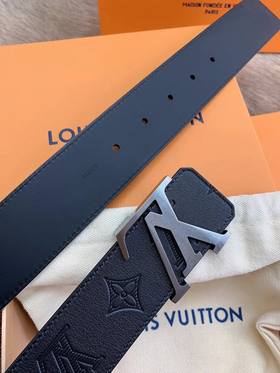 Louis Vuitton Embossed Belt black leather - Hình 5
