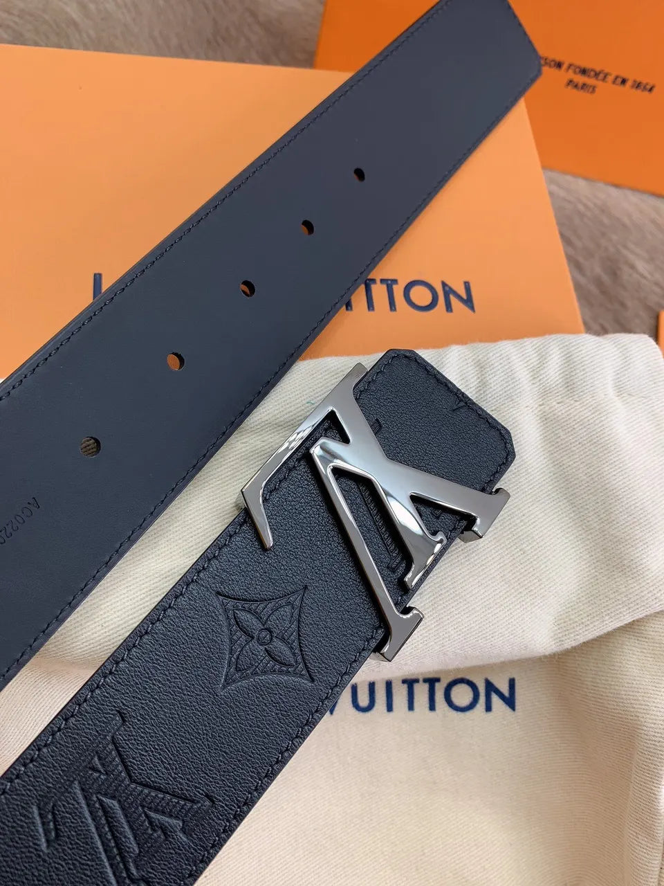 Louis Vuitton Embossed Black Belt monogram - Hình 5