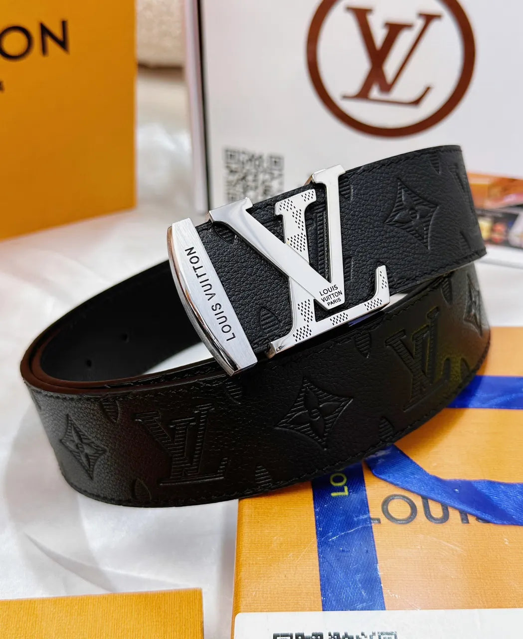 embossed Louis Vuitton V Buckle Belt - Hình 2