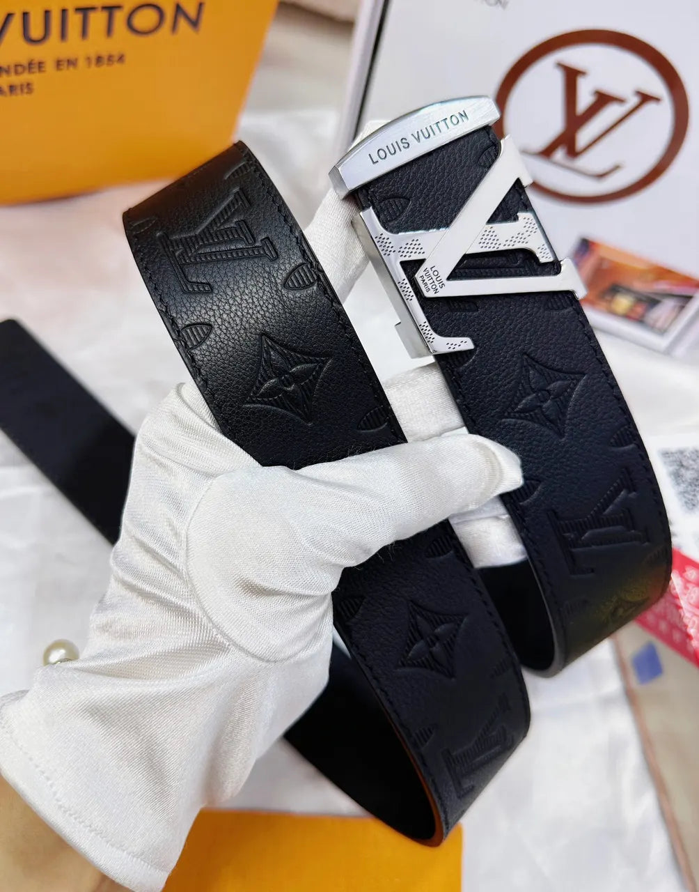 LV Initiales Black Embossed Leather Belt - Hình 4