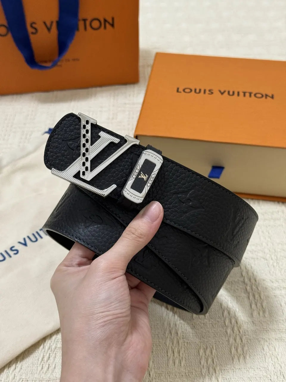 LV Black Leather Logo Belt - Hình 3
