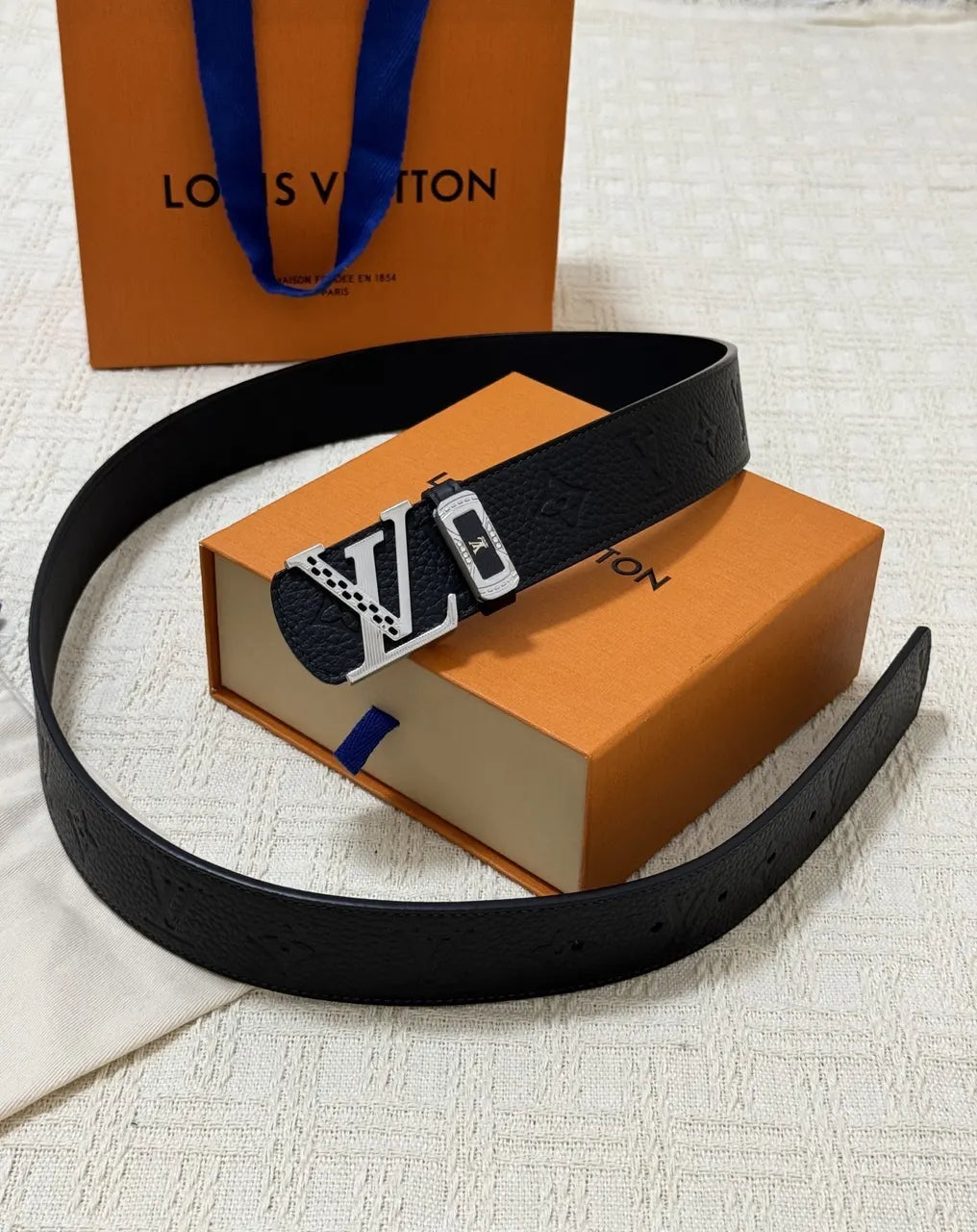 LV Black Leather Logo Belt - Hình 4