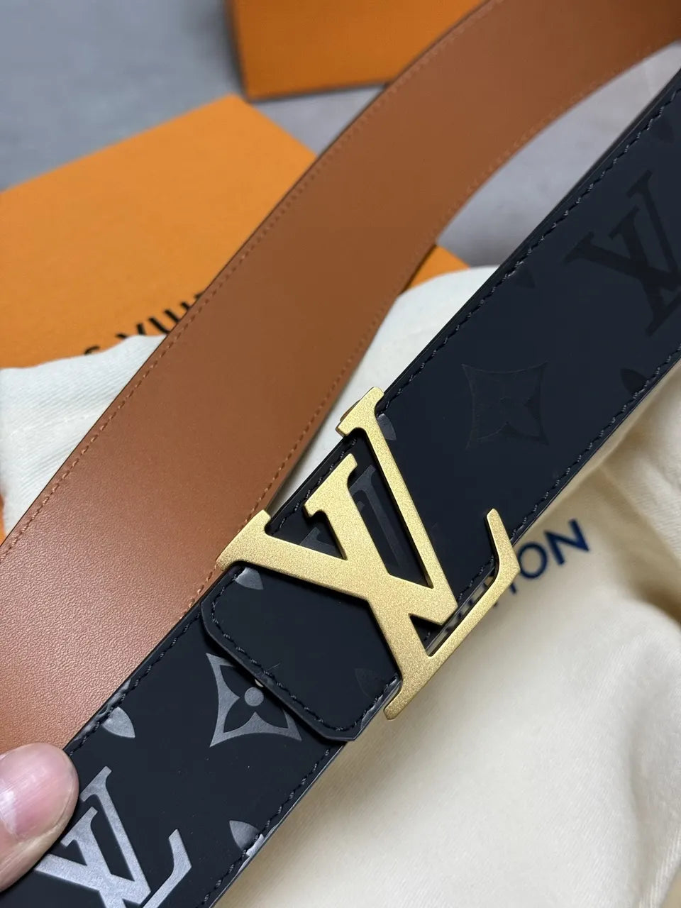 matte Louis Vuitton Shadow Monogram Belt - Hình 2
