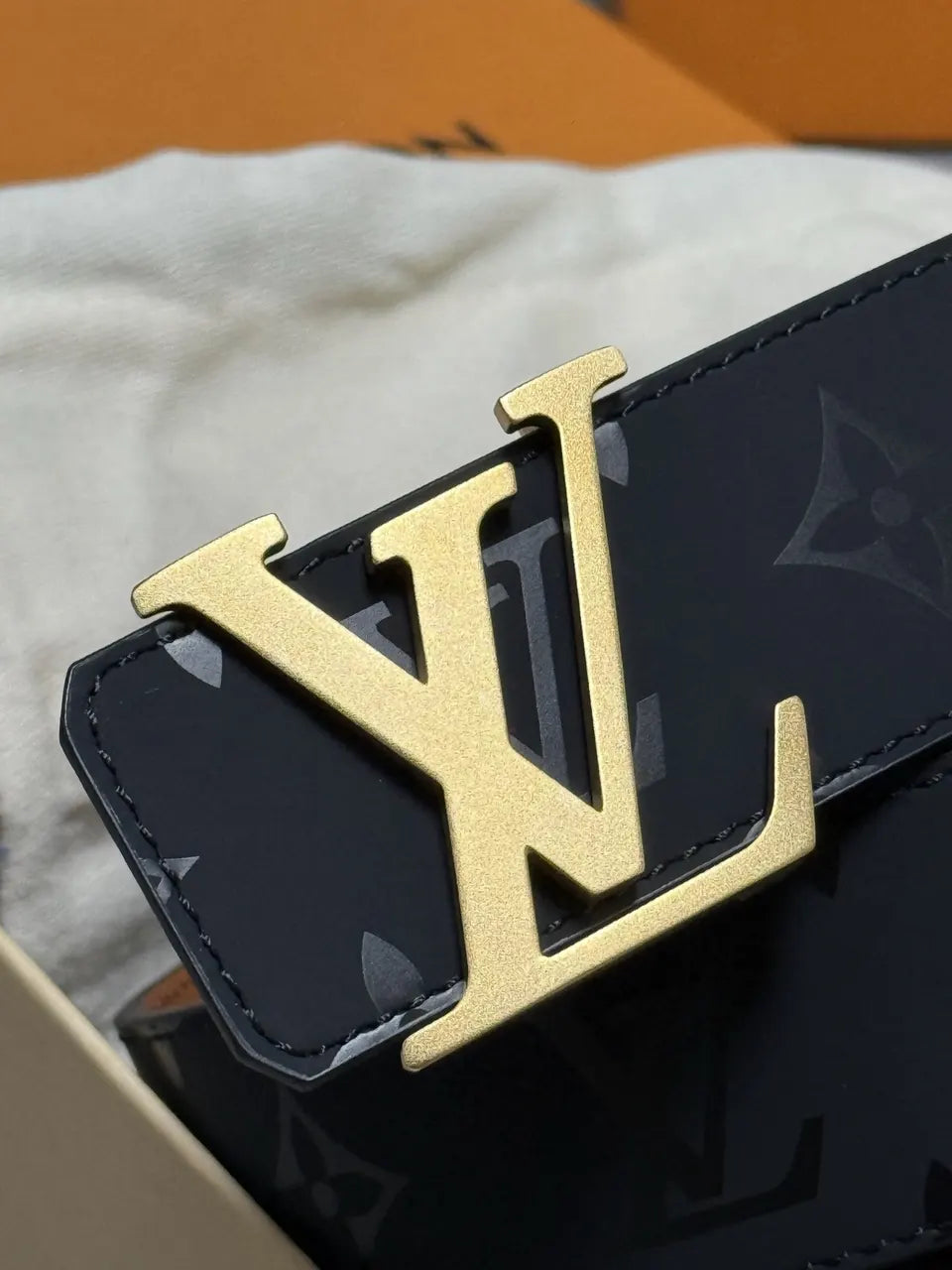 matte Louis Vuitton Shadow Monogram Belt - Hình 3