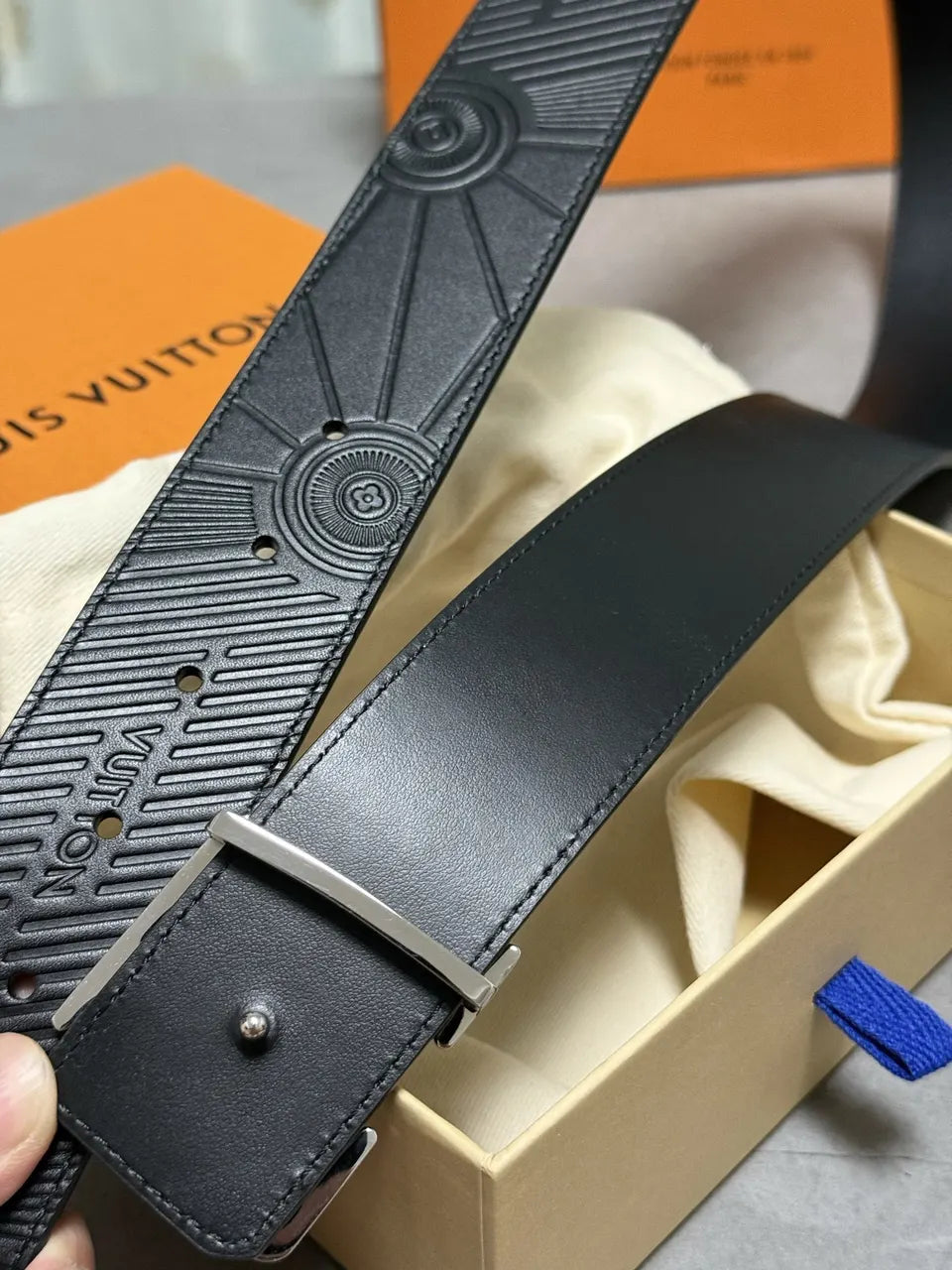 louis LV Black Embossed Leather Belt - Hình 2