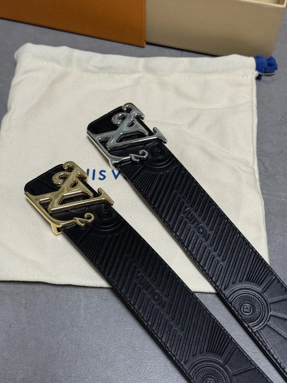 louis LV Black Embossed Leather Belt - Hình 3