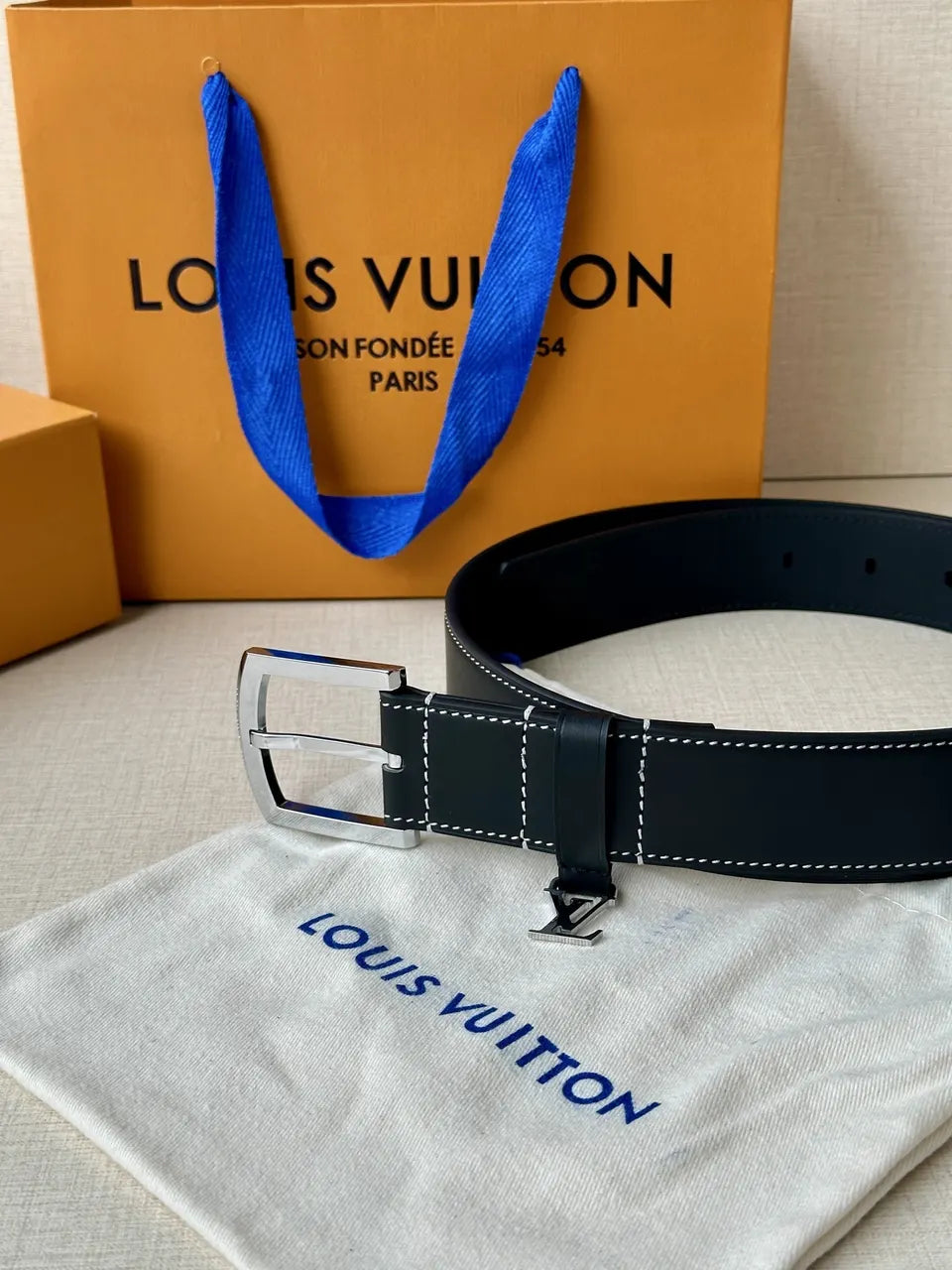 silver buckle Louis Vuitton Black Leather Belt - Hình 2