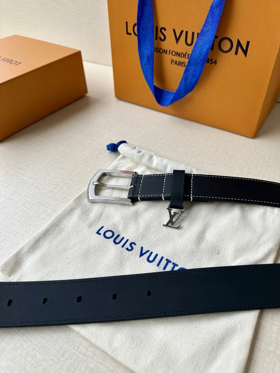 silver buckle Louis Vuitton Black Leather Belt - Hình 3