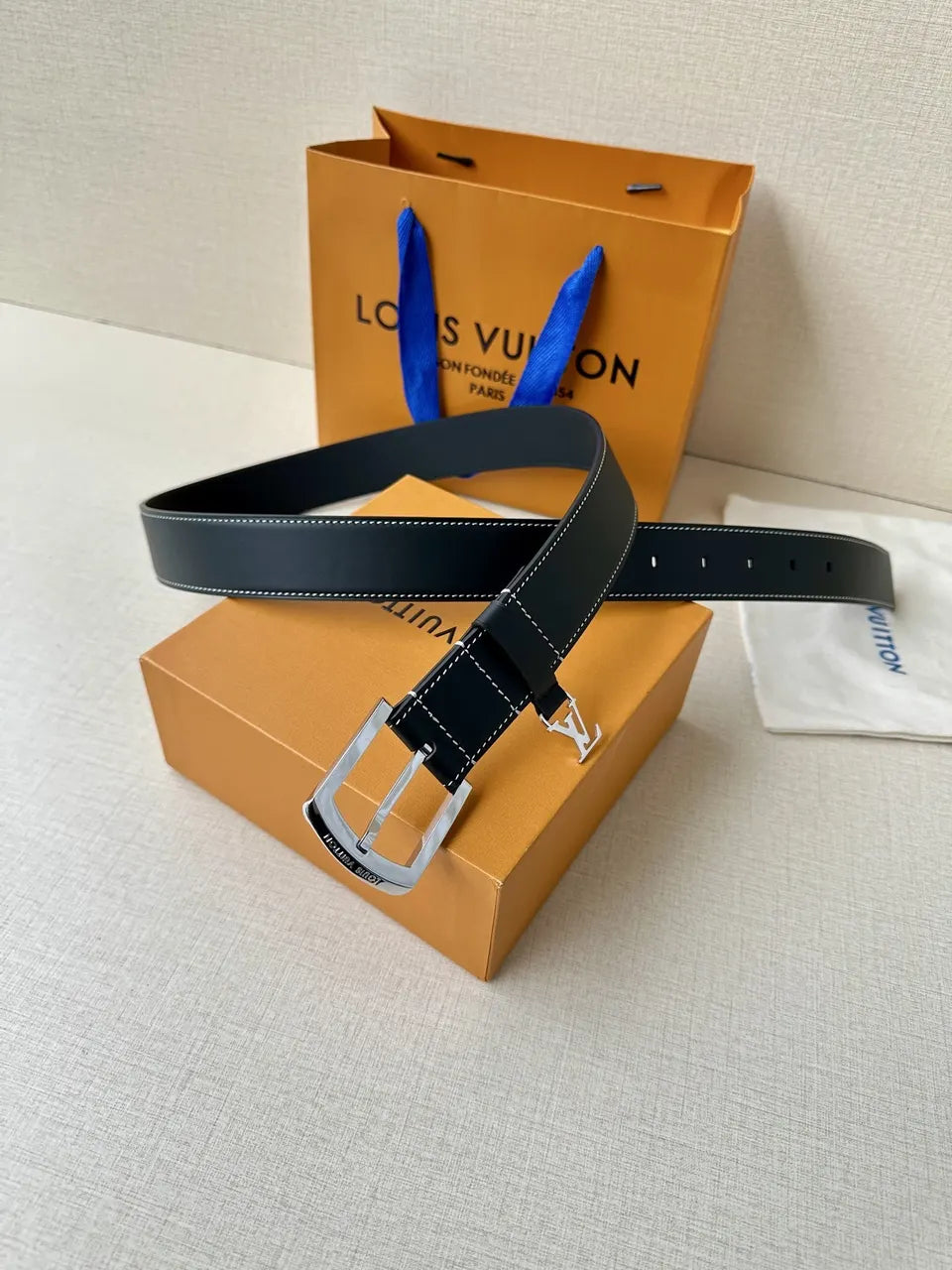 silver buckle Louis Vuitton Black Leather Belt - Hình 4