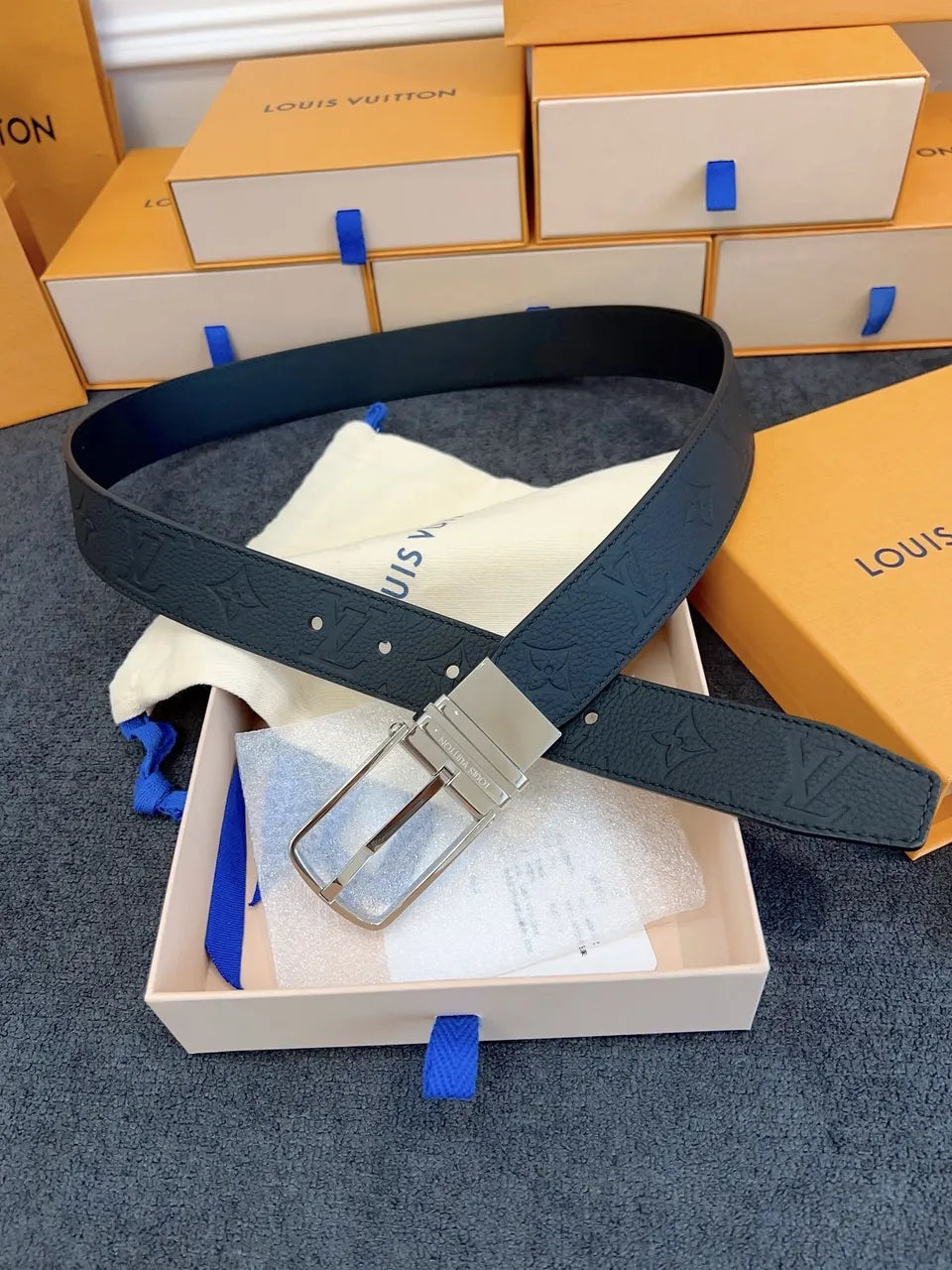 Louis Vuitton Embossed Navy Leather Belt - Hình 3