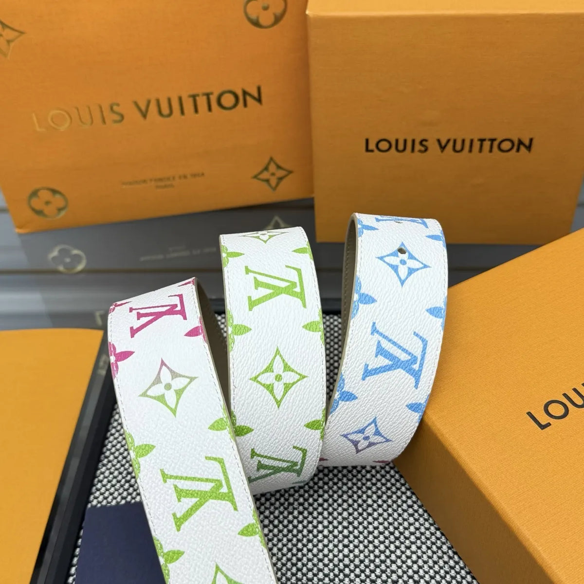 white Louis Vuitton Gradient Monogram Belt - Hình 3