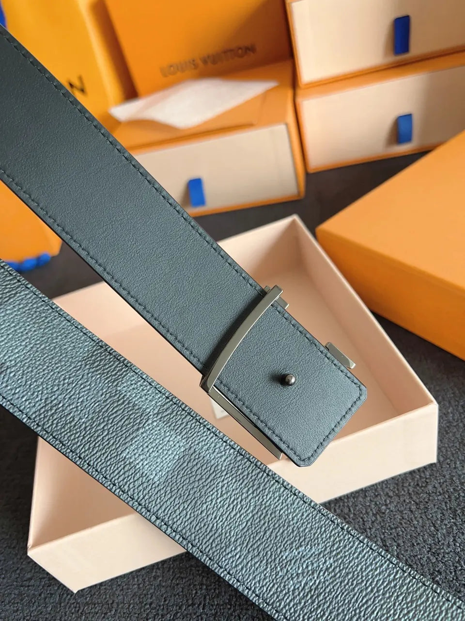 damier Louis Vuitton Graphite Belt - Hình 4