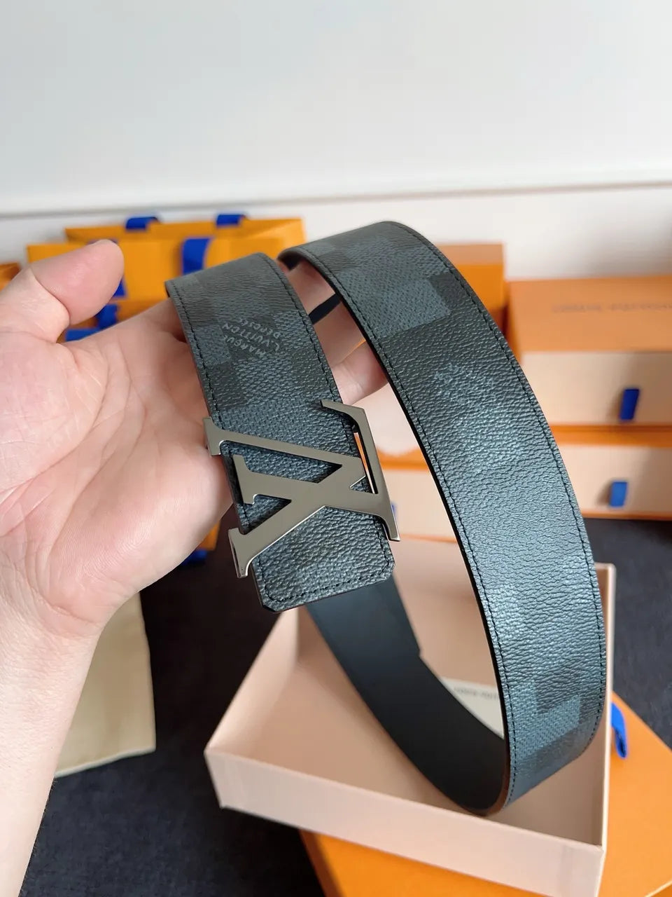 damier Louis Vuitton Graphite Belt - Hình 5