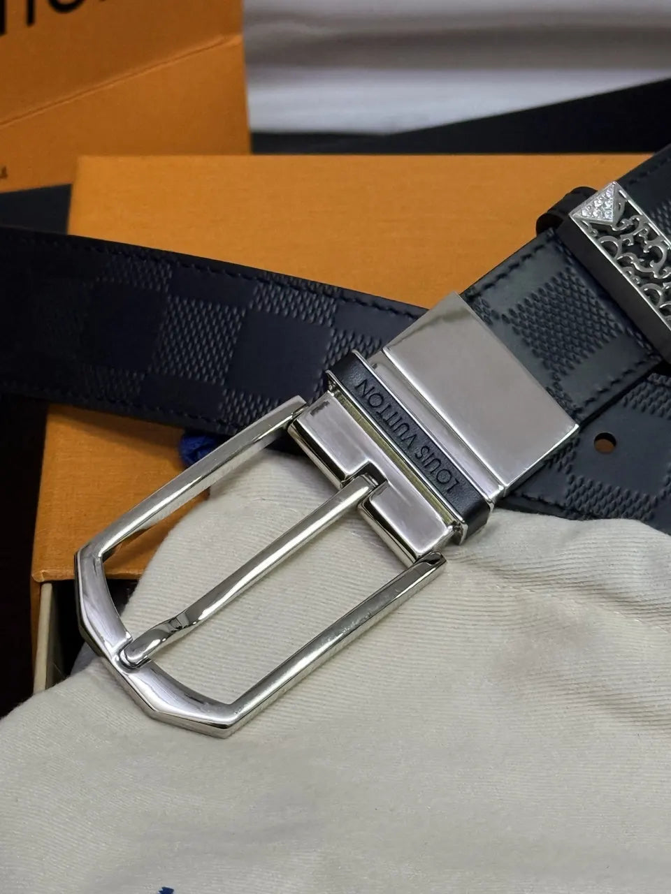 reversible Louis Vuitton Damier Graphite Belt - Hình 2