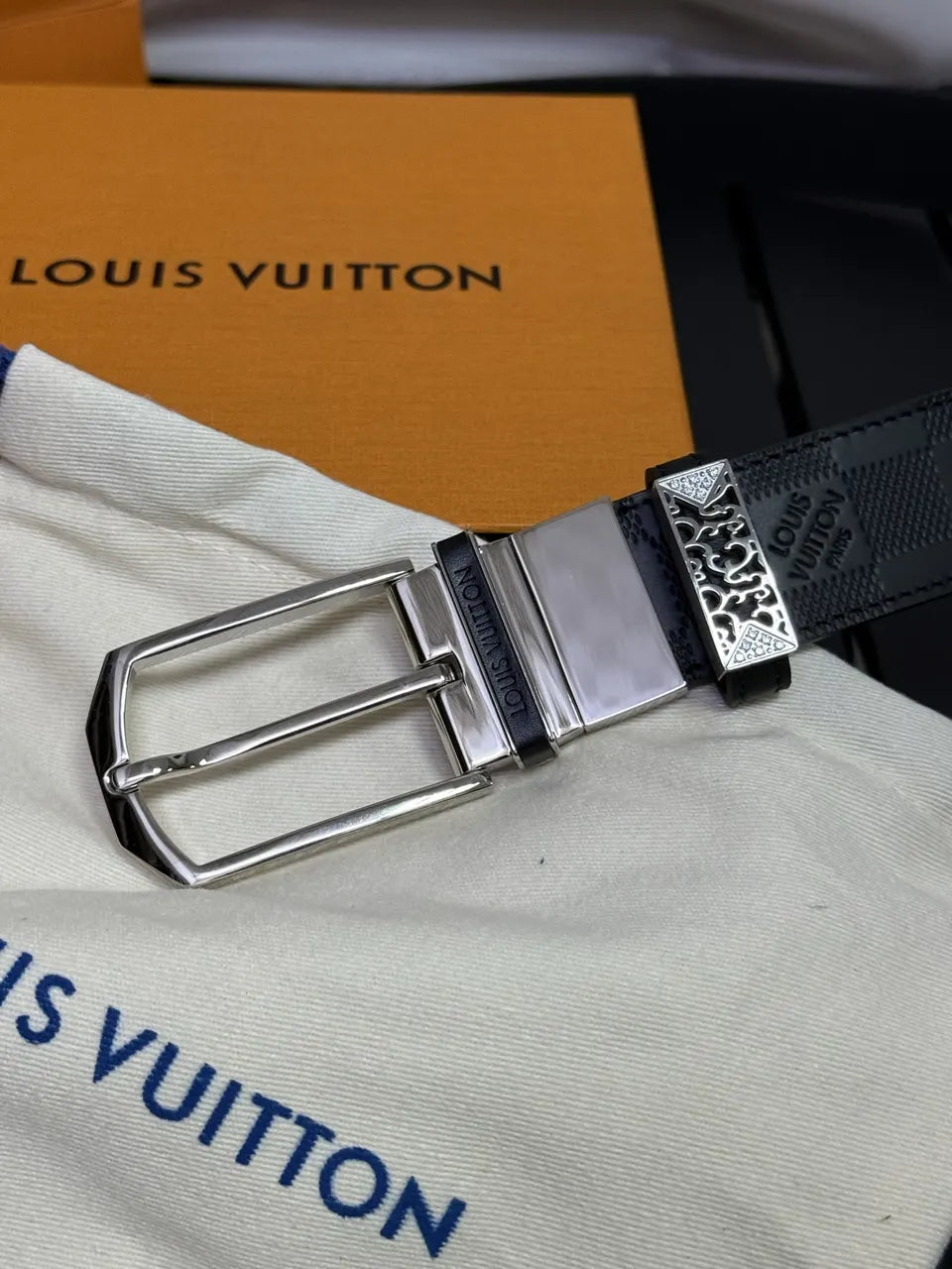 reversible Louis Vuitton Damier Graphite Belt - Hình 3