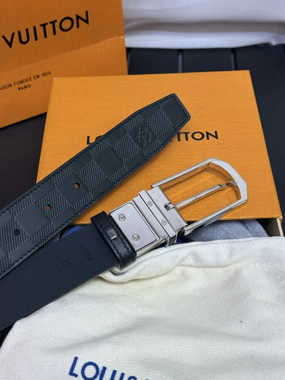 reversible Louis Vuitton Damier Graphite Belt - Hình 4