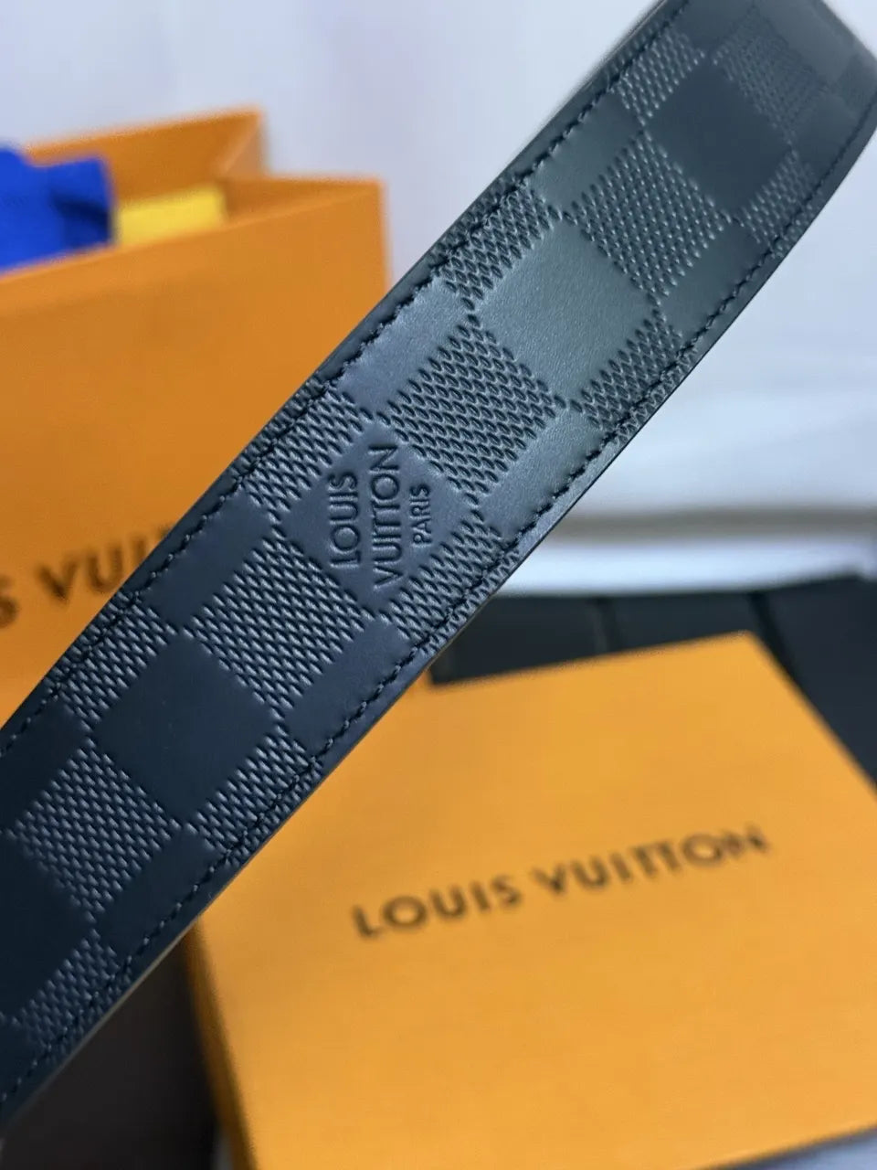 reversible Louis Vuitton Damier Graphite Belt - Hình 8