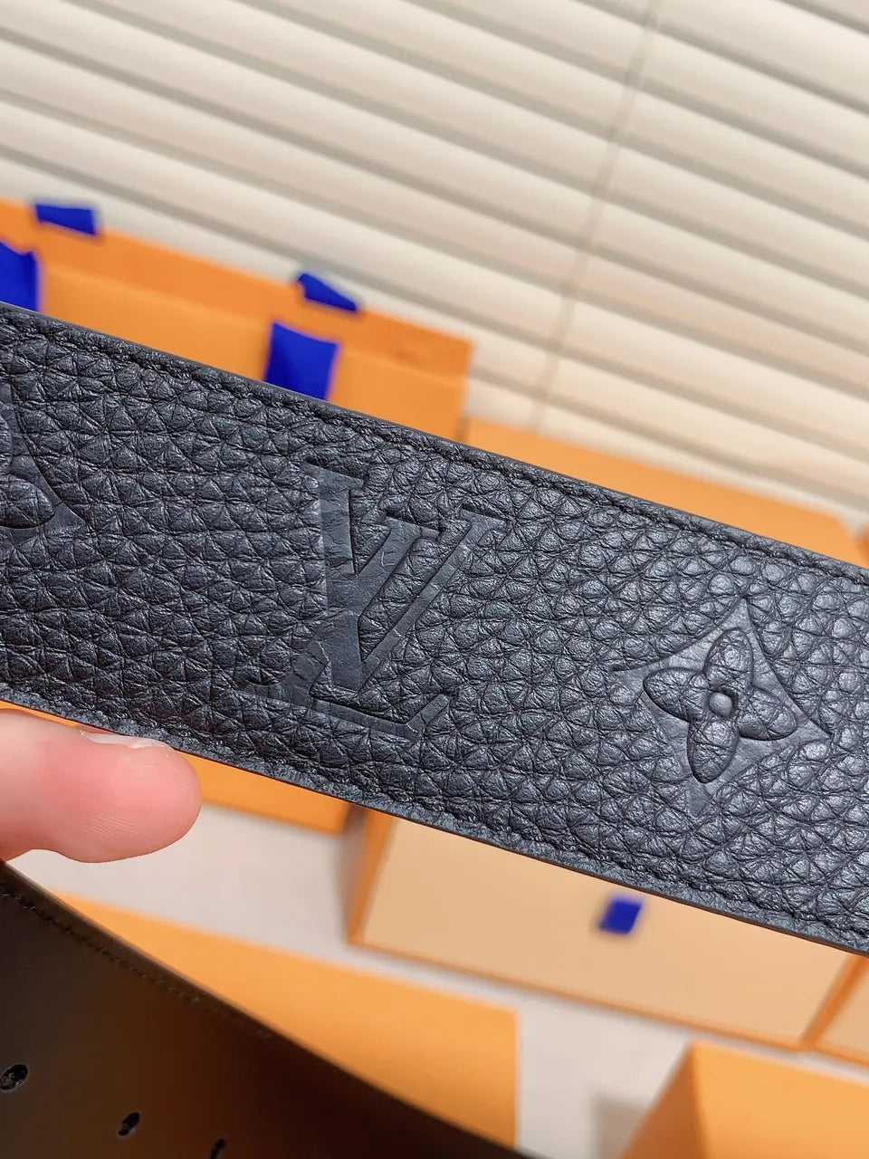leather Louis Vuitton Black Embossed Belt - Hình 4