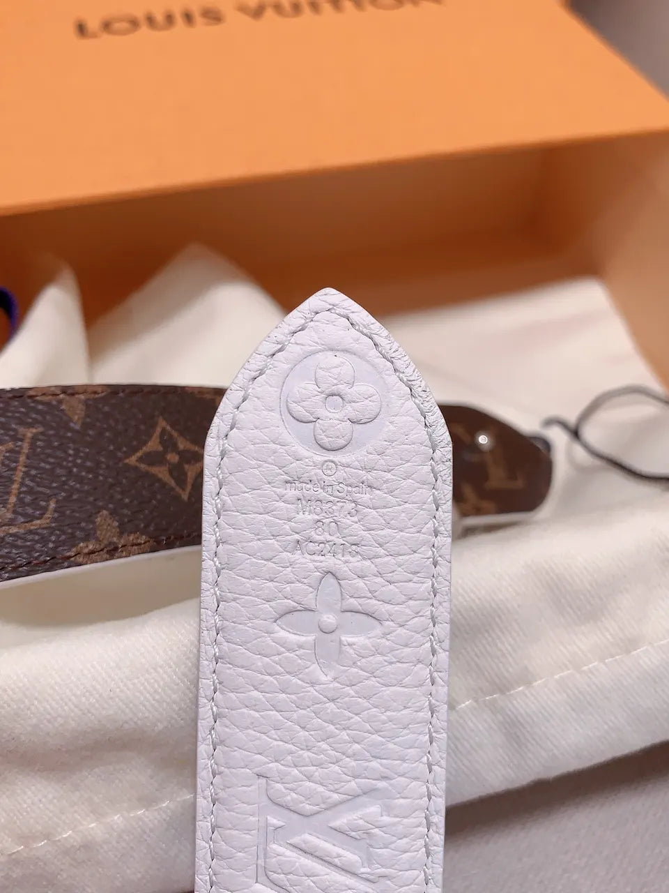 LV White Leather Clover Belt - Hình 3