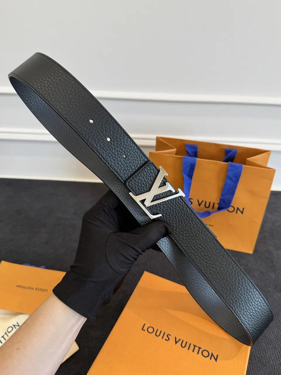 tilt Louis Vuitton Black Leather Reversible Belt - Hình 3