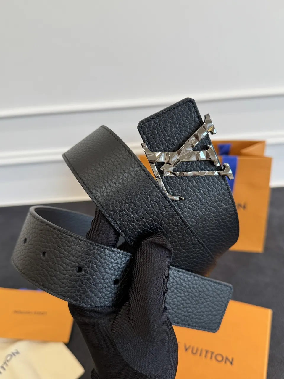tilt Louis Vuitton Black Leather Reversible Belt - Hình 4