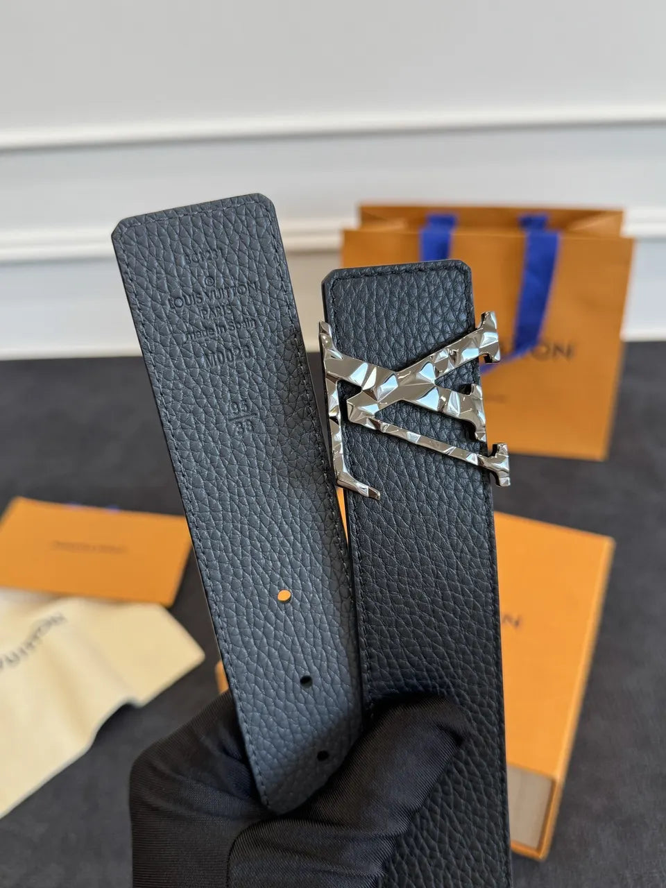 tilt Louis Vuitton Black Leather Reversible Belt - Hình 5