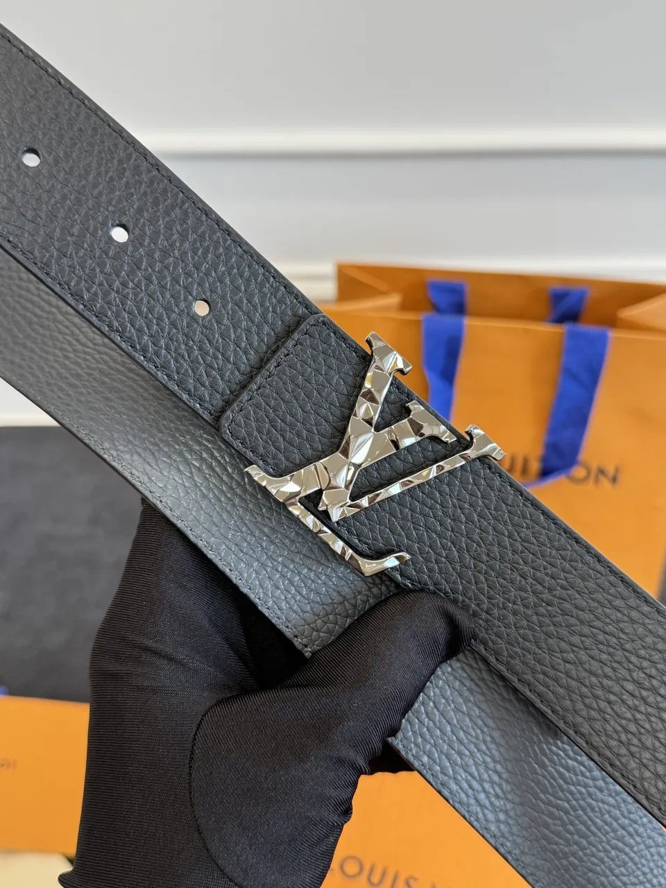 tilt Louis Vuitton Black Leather Reversible Belt - Hình 6