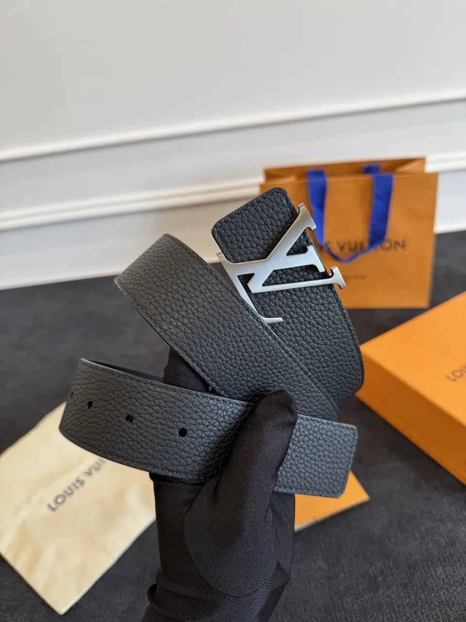 silver lv Louis Vuitton Black Leather Belt - Hình 2