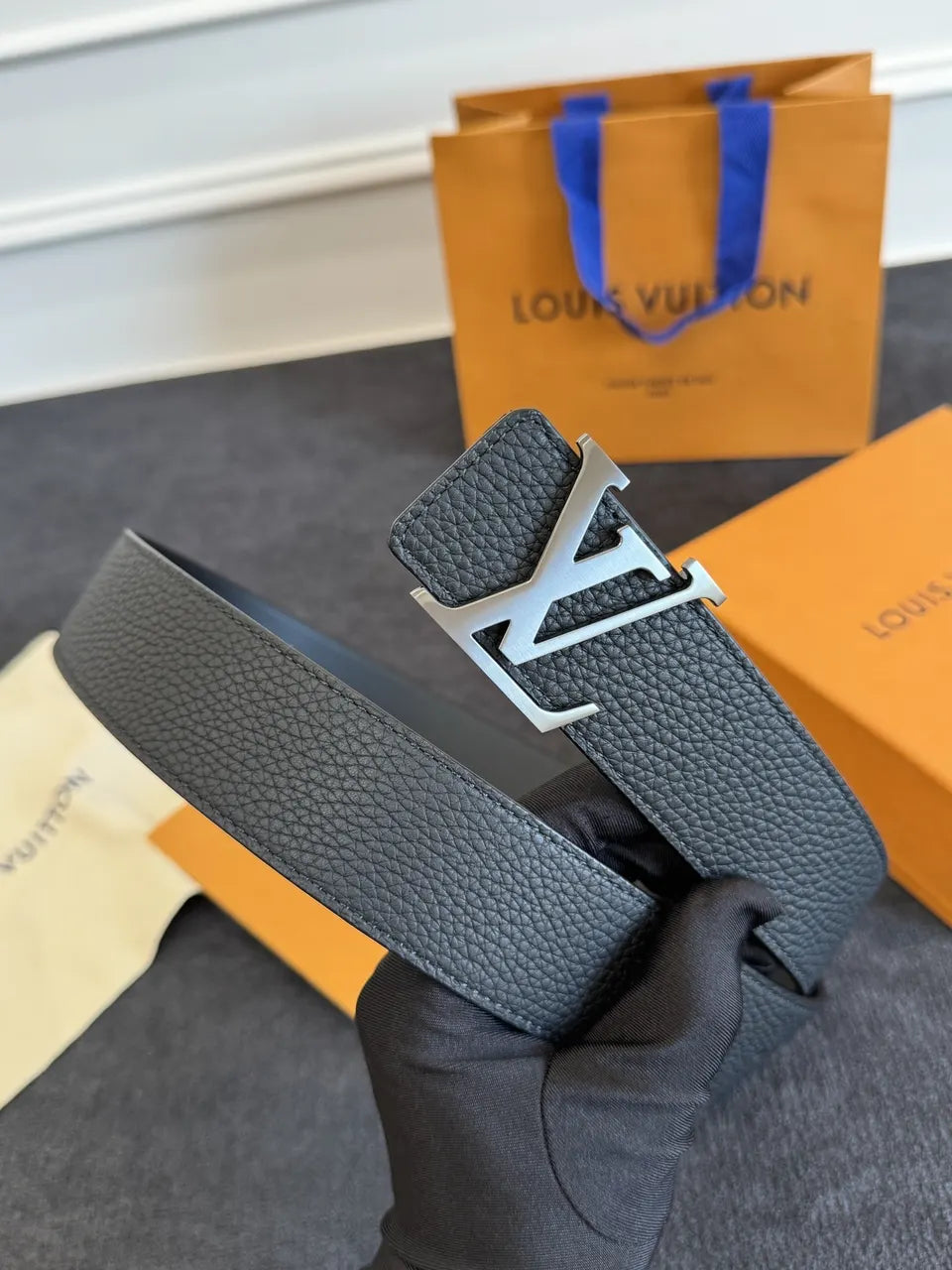 silver lv Louis Vuitton Black Leather Belt - Hình 3
