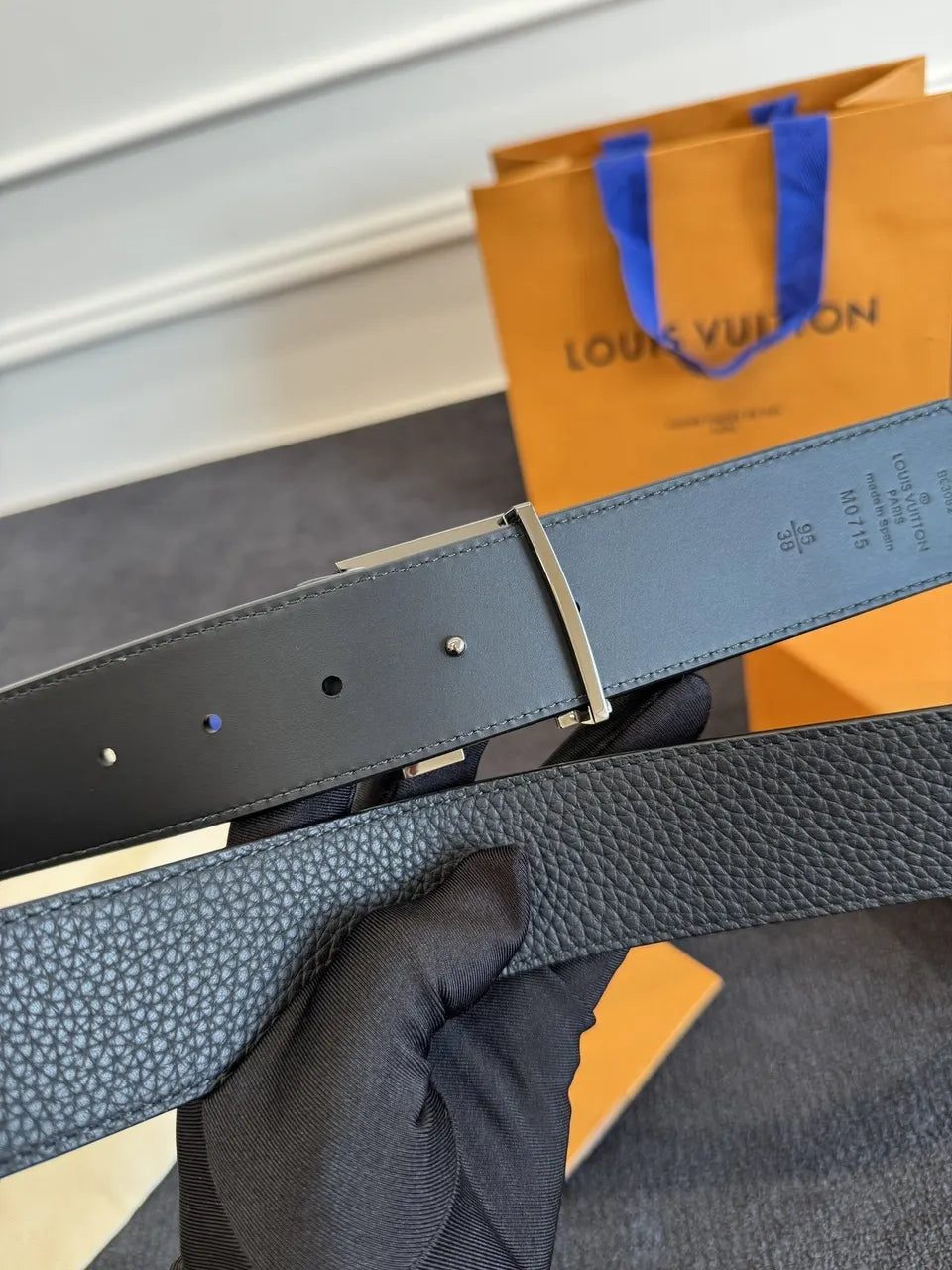 silver lv Louis Vuitton Black Leather Belt - Hình 4