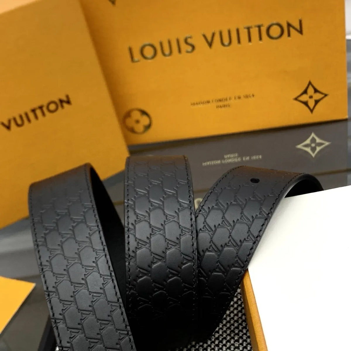 monogram Louis Vuitton Embossed Belt - Hình 3