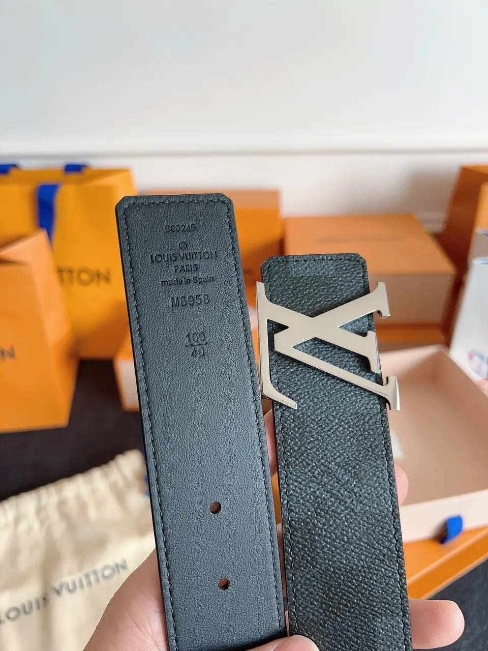 Louis Vuitton Black Leather V Buckle Belt - Hình 2