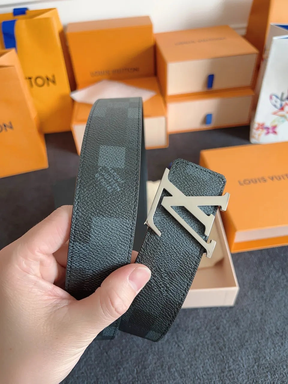 Louis Vuitton Black Leather V Buckle Belt - Hình 3