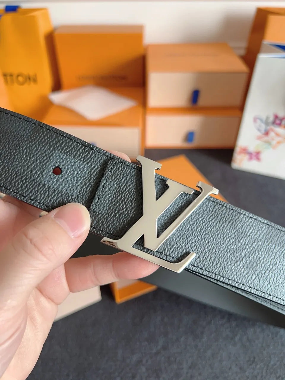 Louis Vuitton Black Leather V Buckle Belt - Hình 4