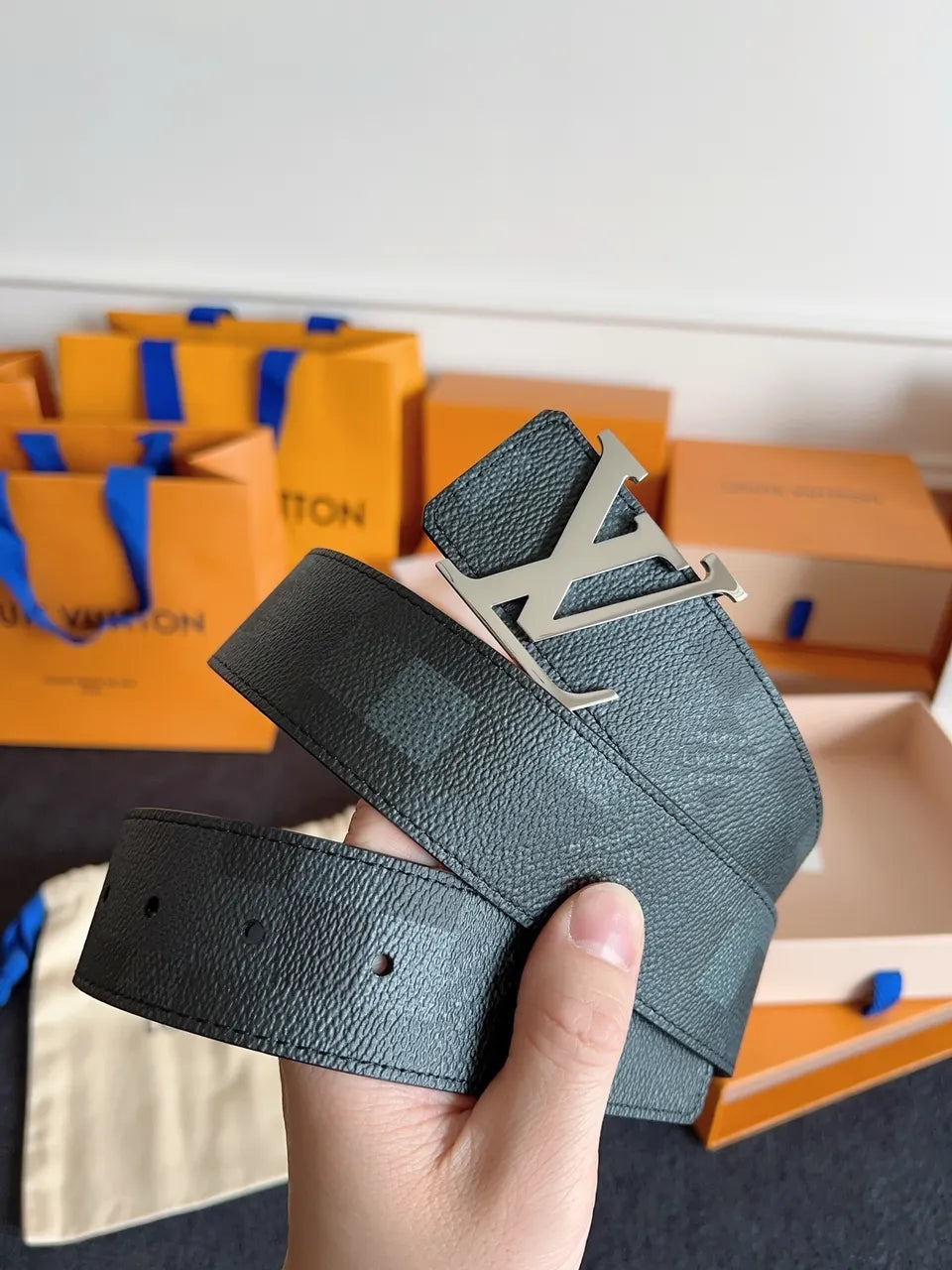Louis Vuitton Black Leather V Buckle Belt - Hình 6