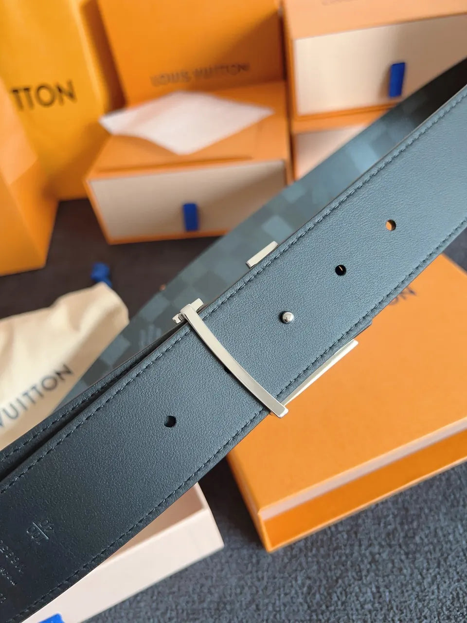 Louis Vuitton Black Leather V Buckle Belt - Hình 7