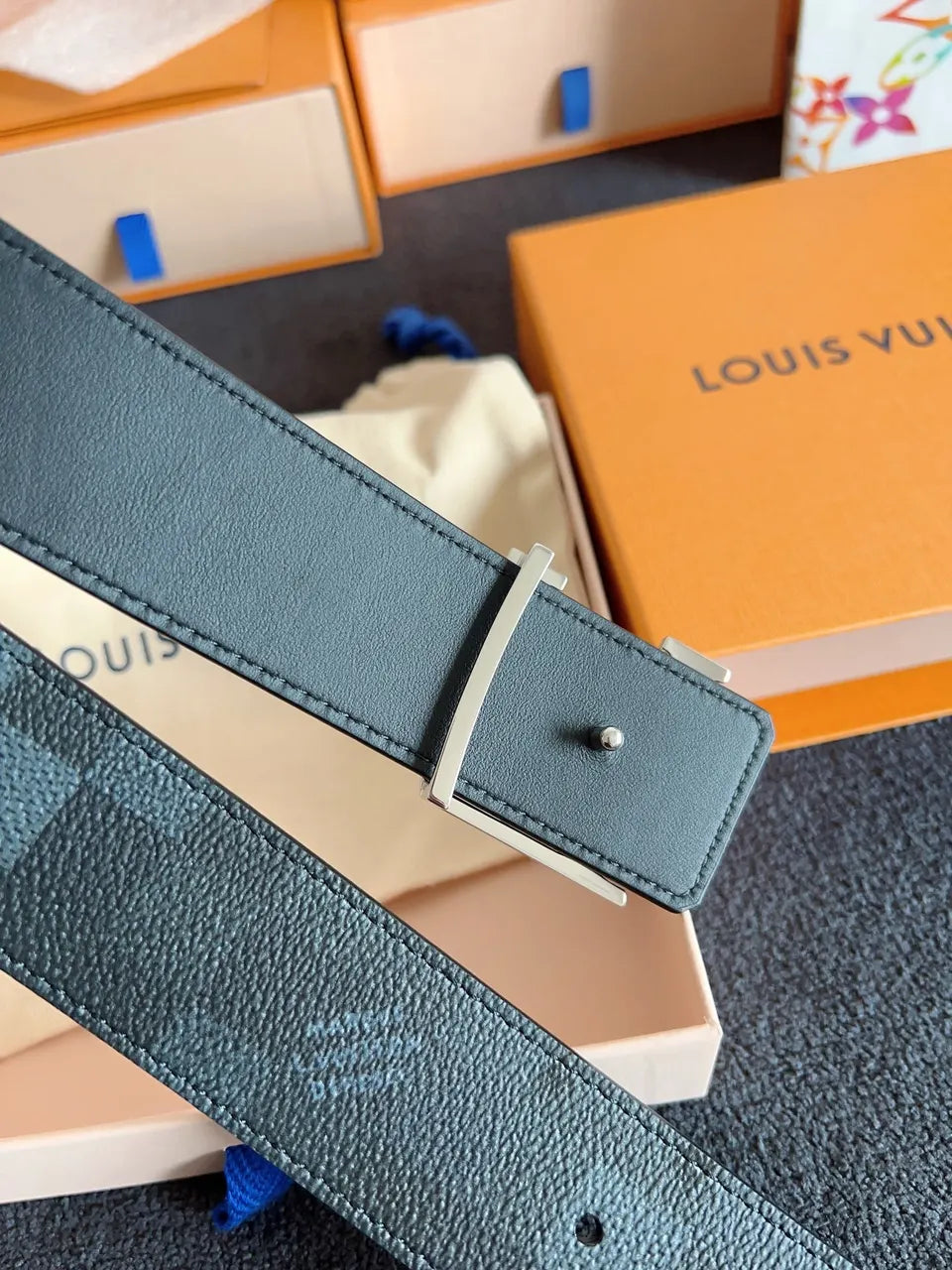 Louis Vuitton Black Leather V Buckle Belt - Hình 8