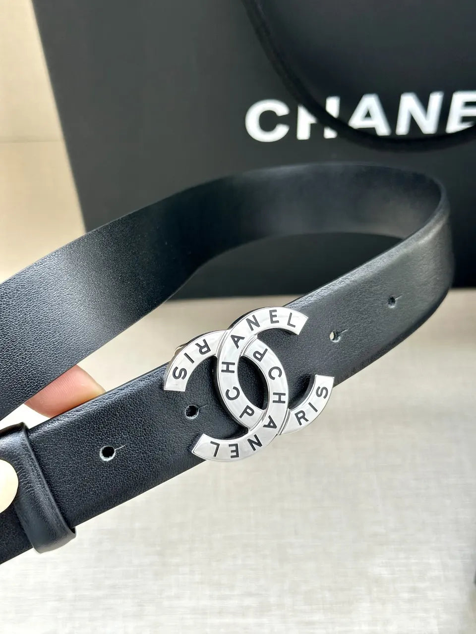 gold logo Chanel Black Leather Belt - Hình 2