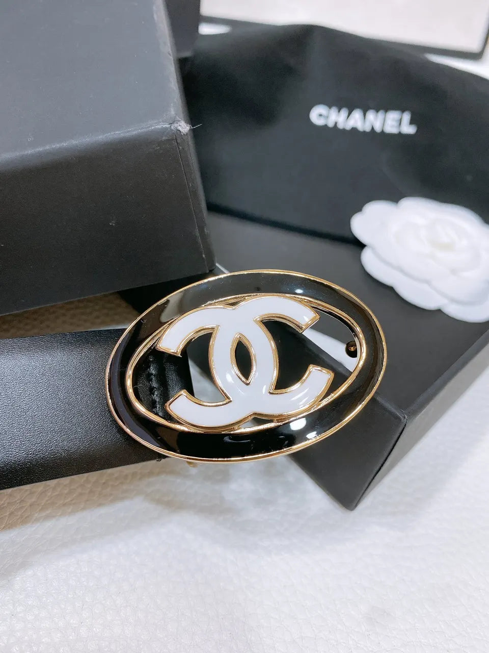 cc oval Chanel Black Leather Belt Gold - Hình 3
