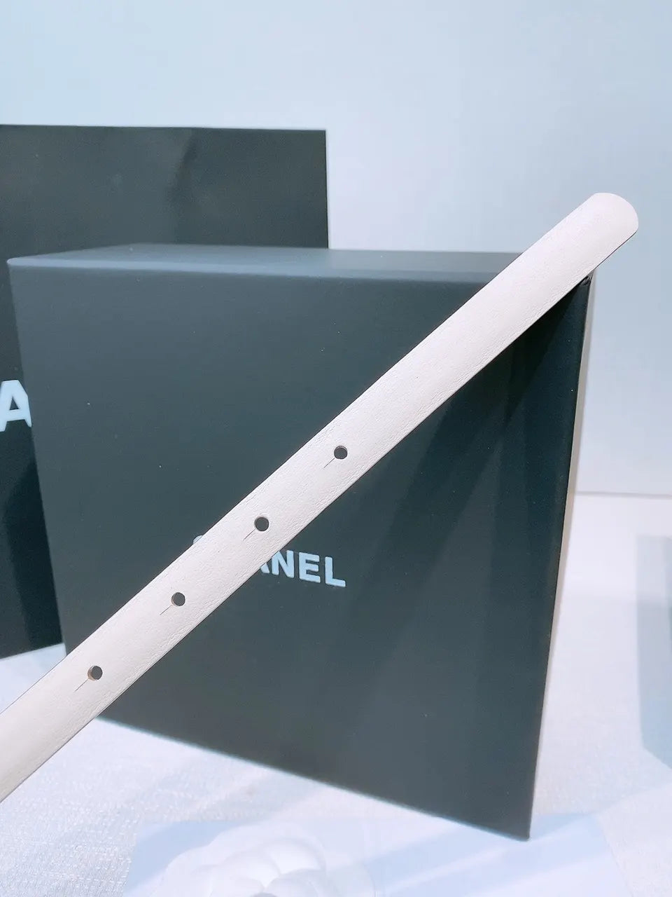 Chanel Ivory Leather Skinny Belt - Hình 4